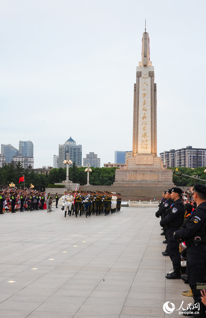 國旗護衛隊邁著堅定步伐走過八一廣場。人民網記者 毛思遠攝