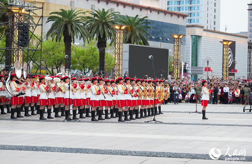 江西師范大學女大學生軍樂團現場演奏表演。人民網記者 毛思遠攝