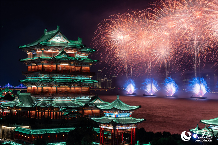 美輪美奐的煙花點亮南昌夜空。人民網 龍楚良攝