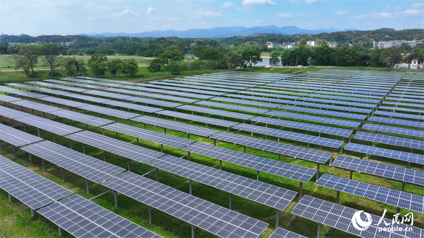 航拍鏡頭下，連片的光伏板在陽光下熠熠生輝。人民網記者羅娜攝