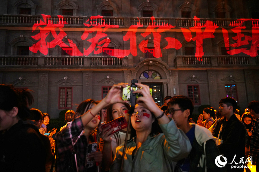 市民和游客在燈光秀現場打卡拍照。人民網記者 毛思遠攝