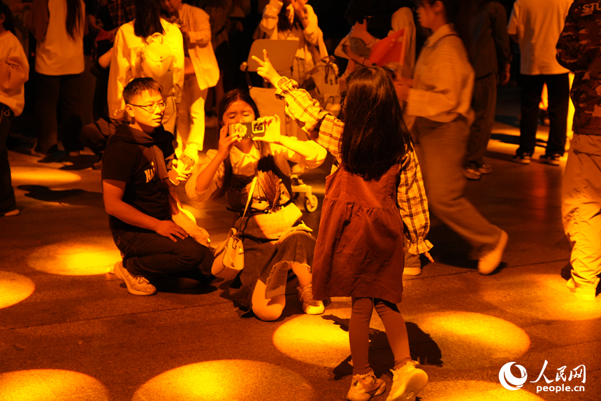 市民和游客在燈光秀現場打卡拍照。人民網記者 毛思遠攝