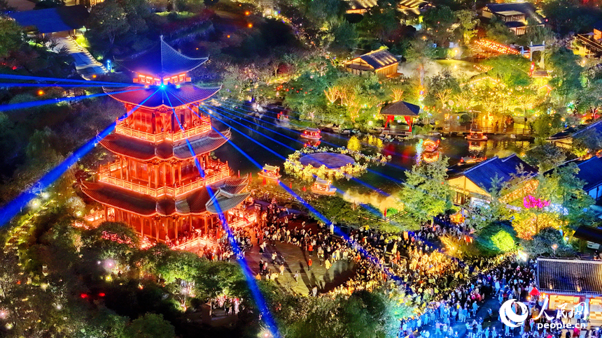 夜色中的上饒市鉛山縣葛仙山鎮葛仙村燈火璀璨、游人如織。人民網 朱海鵬攝