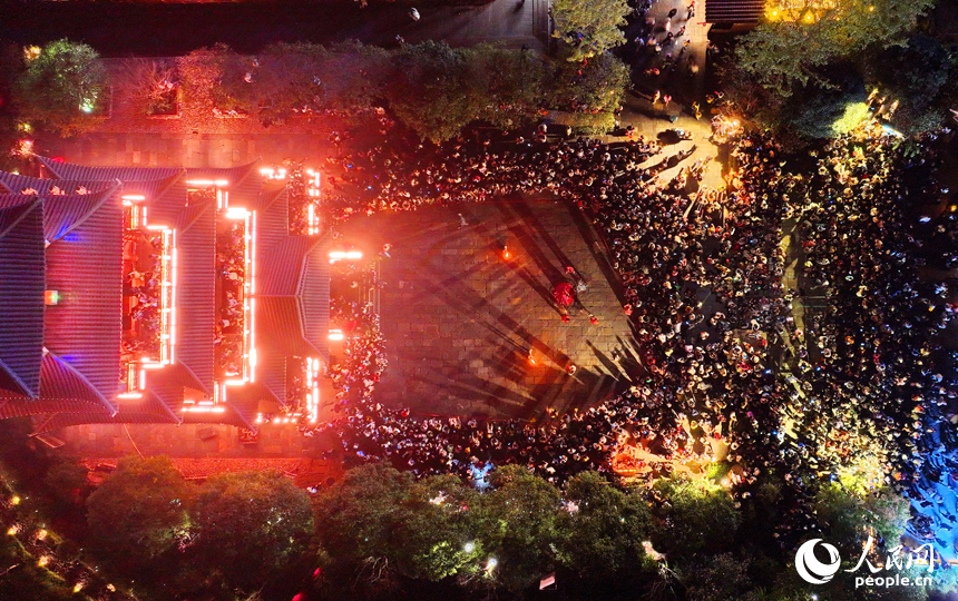 夜色中的上饒市鉛山縣葛仙山鎮葛仙村燈火璀璨、游人如織。人民網 朱海鵬攝
