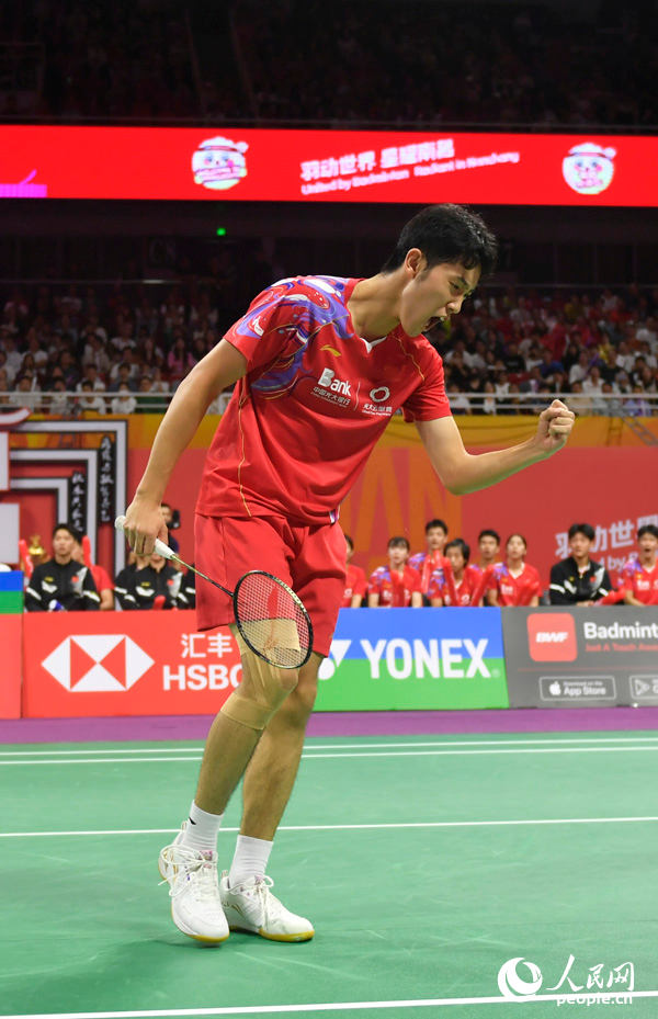 得分后，選手揮拳慶祝。人民網記者 時雨攝