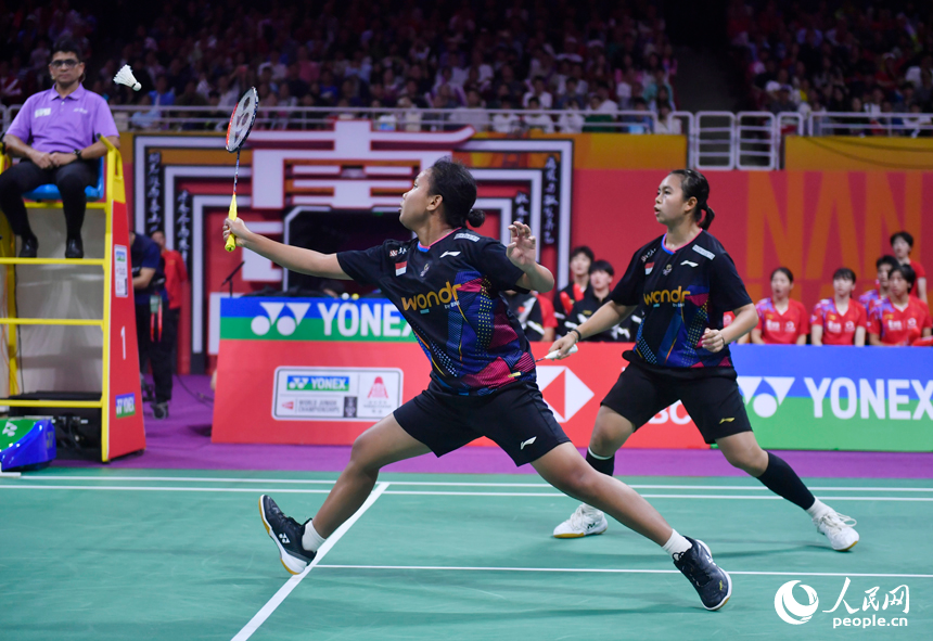 選手們正在賽場揮拍擊球。人民網記者 時雨攝