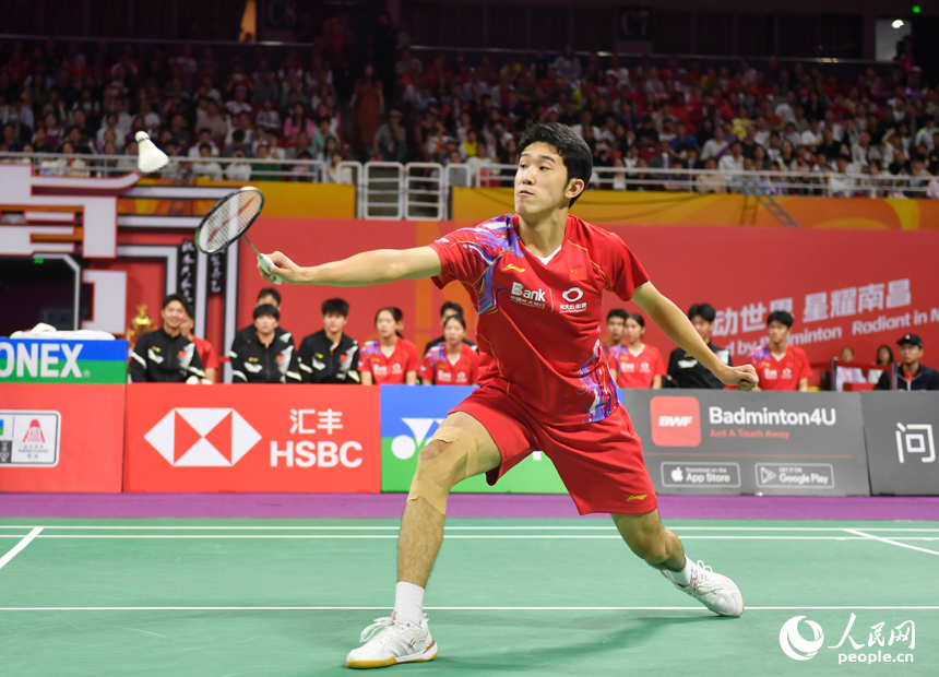 選手們正在賽場揮拍擊球。人民網記者 時雨攝