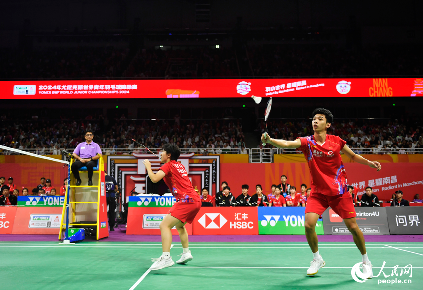 選手們正在賽場揮拍擊球。人民網記者 時雨攝
