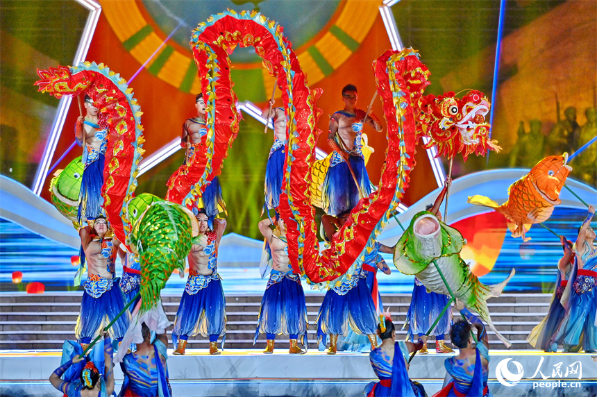 2024年10月10日，重慶市大足區的民間藝術表演者在第十四屆中國民間藝術節開幕式表演《鯉魚躍龍門》絕技。人民網 朱海鵬攝