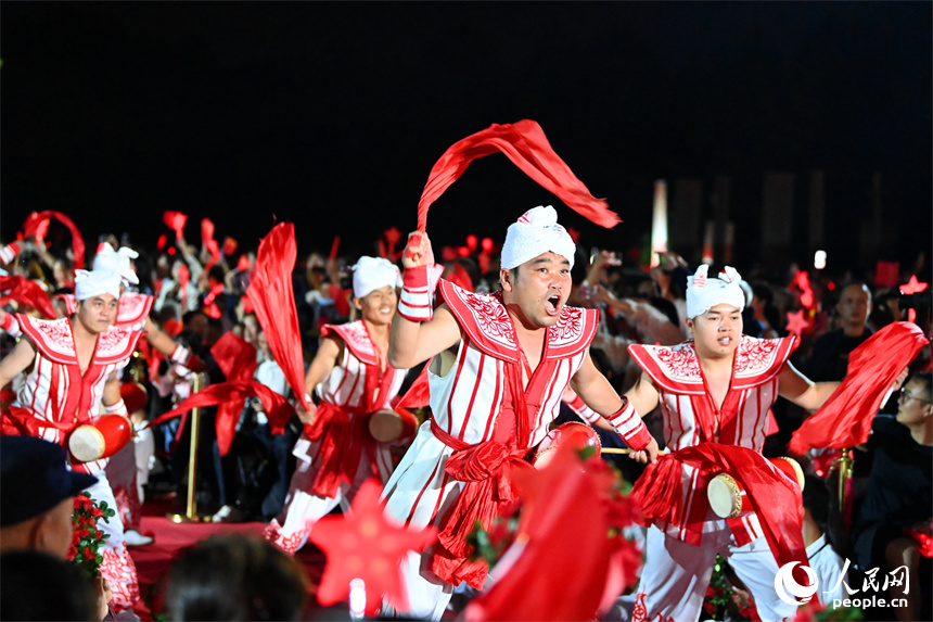 2024年10月10日，陜西省延安市安塞區的民間腰鼓隊在第十四屆中國民間藝術節開幕式表演安塞腰鼓。人民網 朱海鵬攝