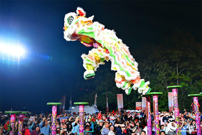 2024年10月10日，廣東省湛江市遂溪龍灣龍獅藝術團在第十四屆中國民間藝術節開幕式表演嶺南舞獅。人民網 朱海鵬攝
