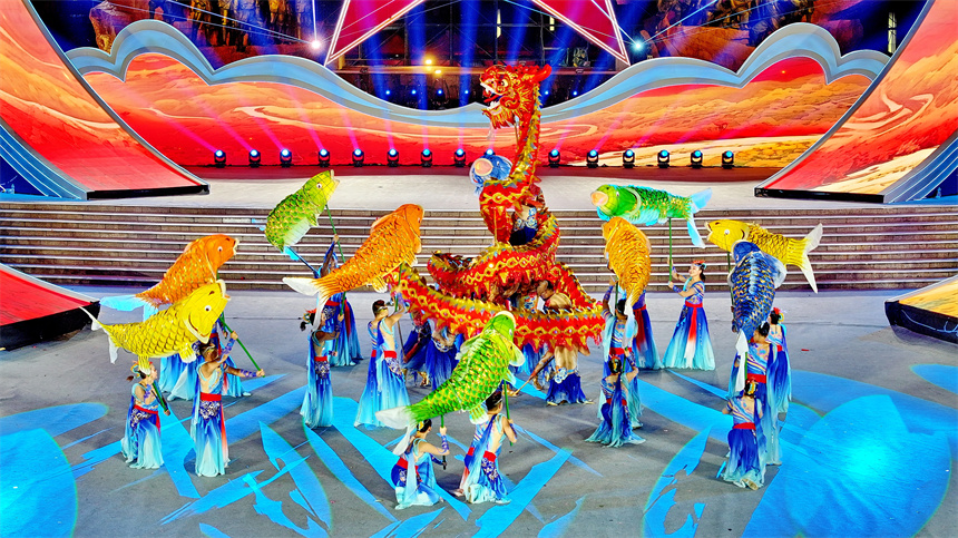 第十七屆中國民間文藝山花獎優秀民間藝術表演作品精彩亮相，吸引眾多觀眾觀看。人民網 朱海鵬攝