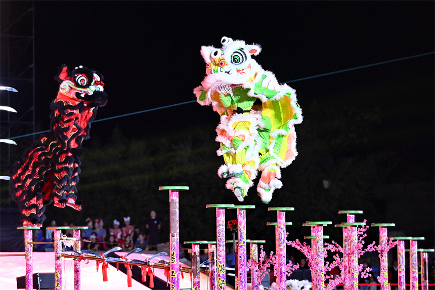 第十七屆中國民間文藝山花獎優秀民間藝術表演作品精彩亮相，吸引眾多觀眾觀看。人民網 朱海鵬攝