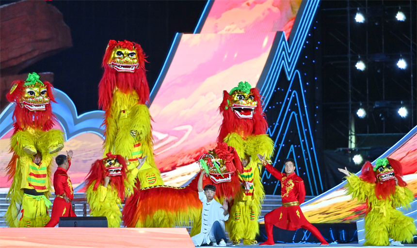 第十七屆中國民間文藝山花獎優秀民間藝術表演作品精彩亮相，吸引眾多觀眾觀看。人民網 朱海鵬攝