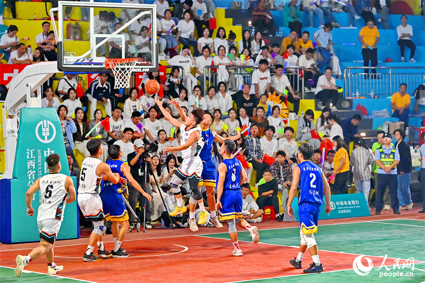 2024年江西省和美鄉村籃球（村BA）總決賽在贛州市南康區龍回鎮坪沙村舉辦。人民網 朱海鵬攝