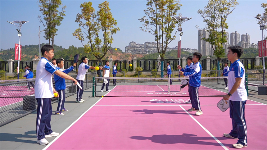 操場上，學生們正在練習匹克球。人民網 涂詩軒攝