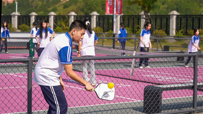 操場上，學生們正在練習匹克球。人民網 涂詩軒攝