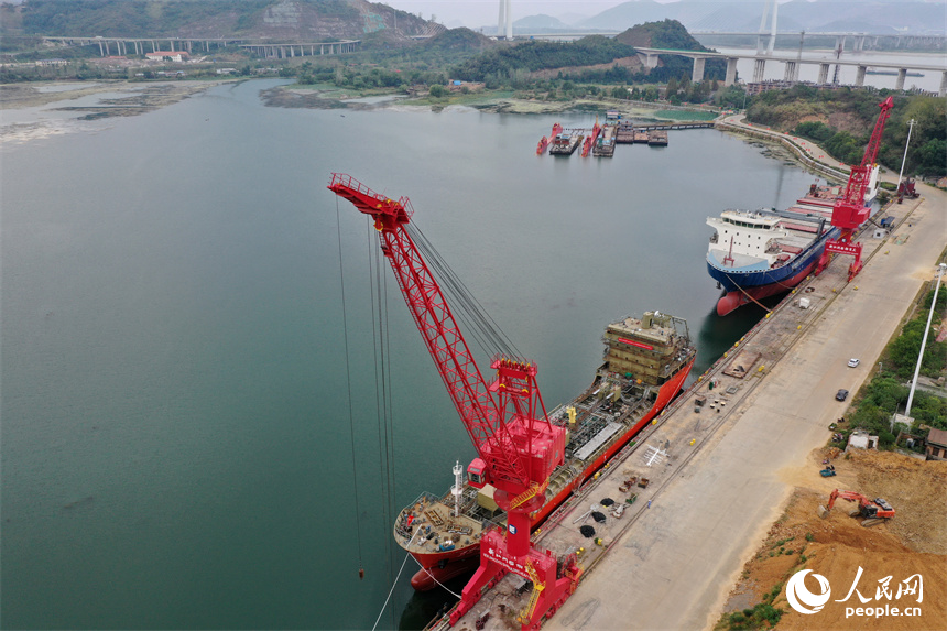 剛下水的不銹鋼化學品船停泊在湖面上，工人們正在進行船體內部的施工。人民網記者 時雨攝