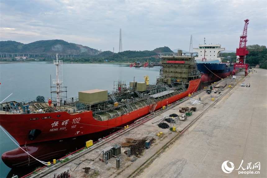 剛下水的不銹鋼化學品船停泊在湖面上，工人們正在進行船體內部的施工。人民網記者 時雨攝