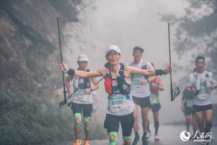 選手們盡情奔跑，享受越野帶來的樂趣。人民網記者 時雨攝