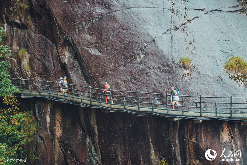 選手們盡情奔跑，享受越野帶來的樂趣。人民網記者 時雨攝