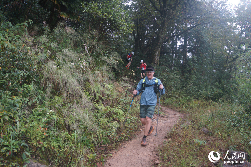 選手們盡情奔跑，享受越野帶來的樂趣。人民網記者 時雨攝
