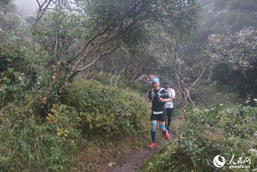 選手們盡情奔跑，享受越野帶來的樂趣。人民網記者 時雨攝