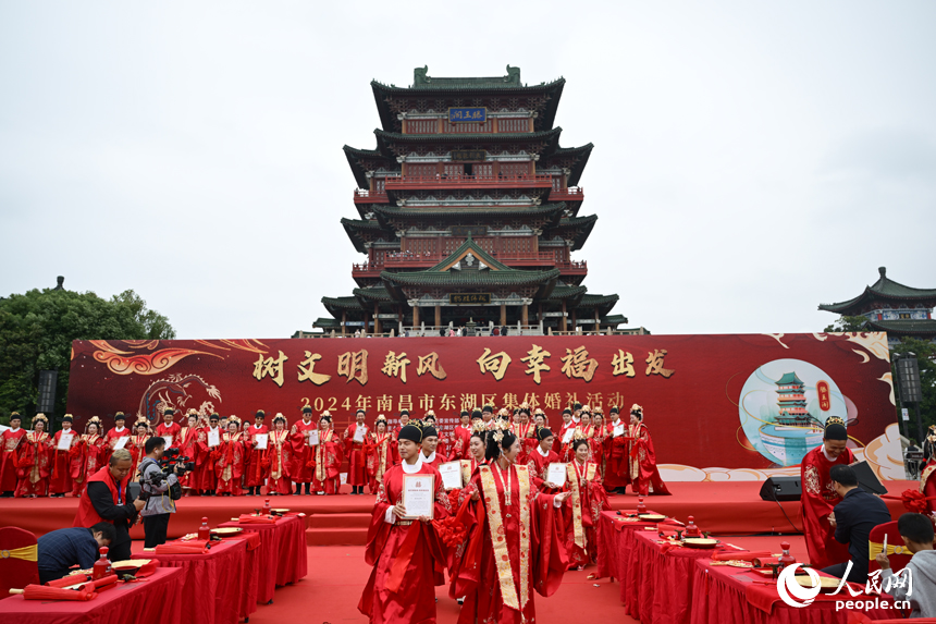 新人們在滕王閣景區舉行集體婚禮。人民網記者 時雨攝