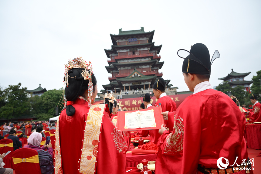 新人們在滕王閣景區舉行集體婚禮。人民網記者 時雨攝
