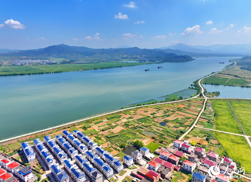 吉安市吉水縣楓江鎮上隴洲村，錯落有致的房屋與河流、綠樹、田野相映成景。人民網 朱海鵬攝