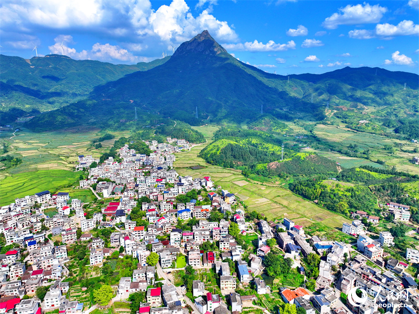 俯瞰吉安市遂川縣巾石鄉巾石村高速公路沿線的美麗鄉村。人民網 朱海鵬攝