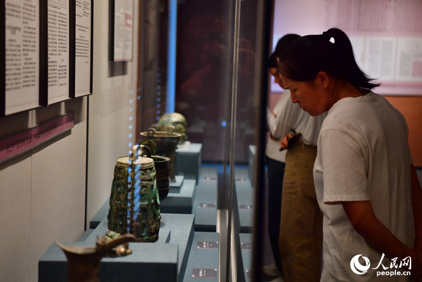 游客們在江西省瑞昌市銅嶺銅礦遺址博物館內參觀。人民網記者 時雨攝