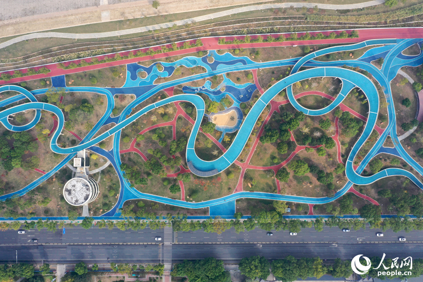 航拍鏡頭下，九江長江國家文化公園在晚秋時節依舊綠意盎然。人民網記者 時雨攝