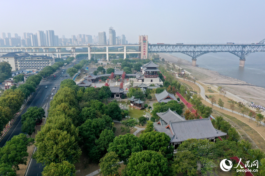航拍鏡頭下，九江長江國家文化公園在晚秋時節依舊綠意盎然。人民網記者 時雨攝