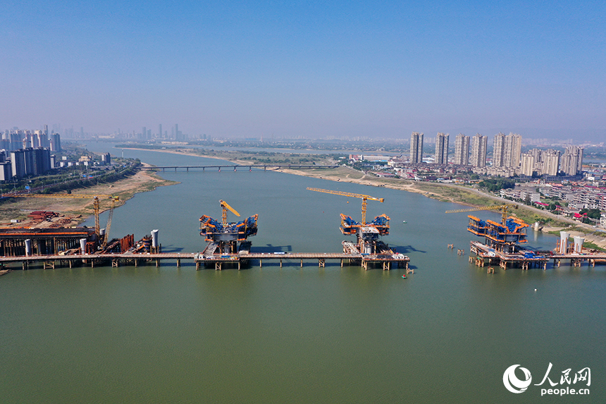 隆興大橋（北二環一期）施工現場塔吊林立，工人們正在橋墩上加緊施工。人民網記者 時雨攝