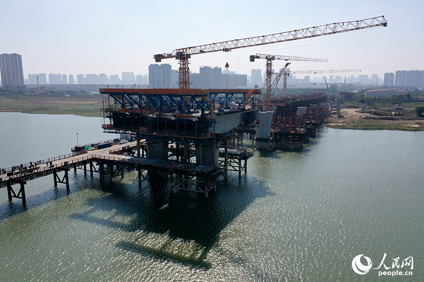 隆興大橋（北二環一期）施工現場塔吊林立，工人們正在橋墩上加緊施工。人民網記者 時雨攝