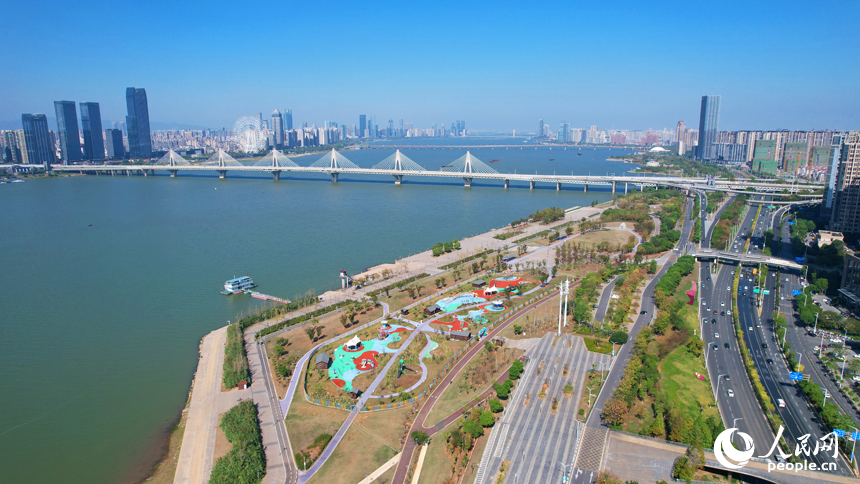 近日，南昌市贛江兩岸秋色宜人，與藍天和城市樓群相映成景。人民網記者 毛思遠攝