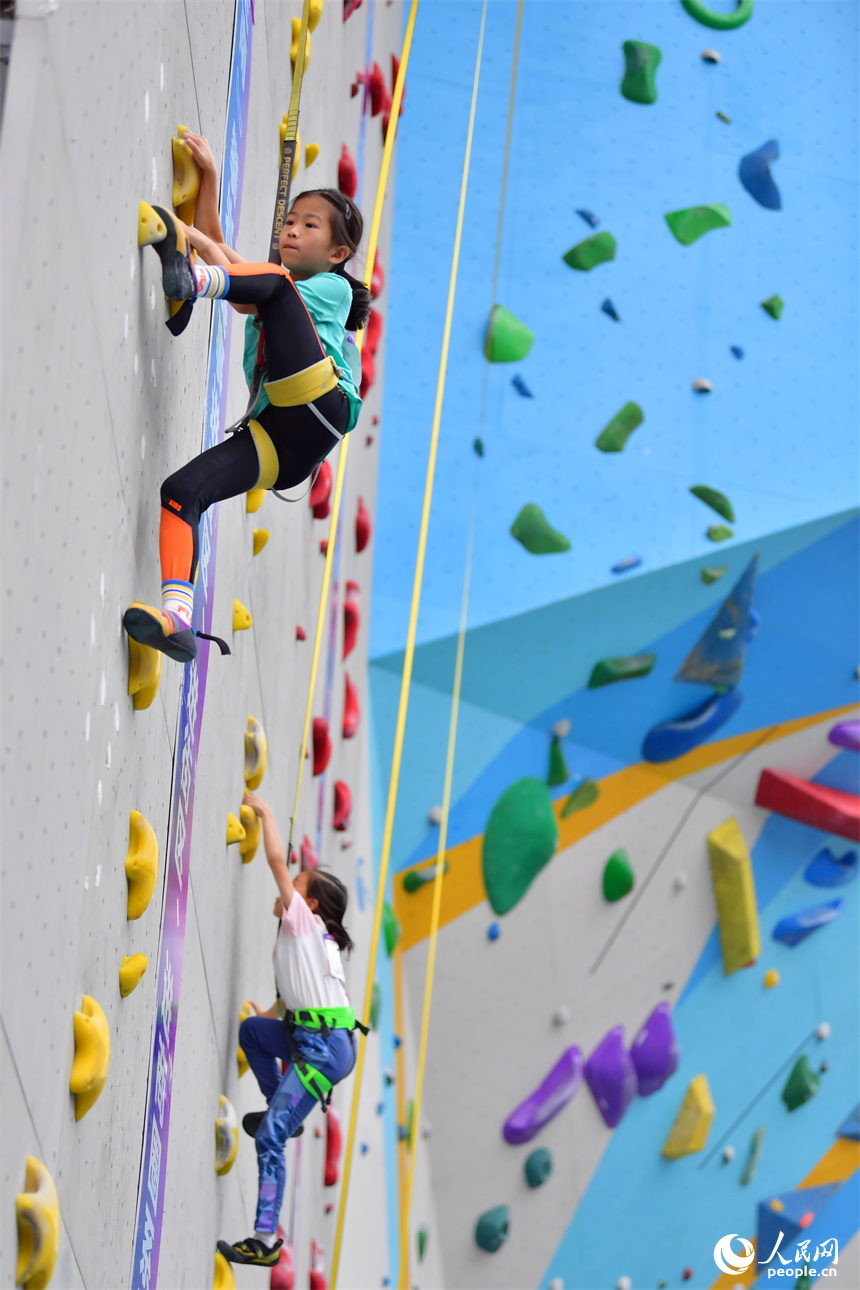 2024全國青少年U系列攀巖聯賽在全南縣開賽。圖為青少年運動員們“飛檐走壁”展開激烈角逐。人民網記者 時雨攝