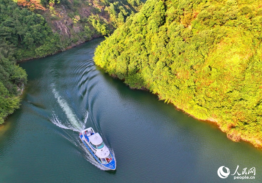 贛州市安遠縣東風湖，山清水秀、波光粼粼，游客乘船暢游其中。人民網 朱海鵬攝