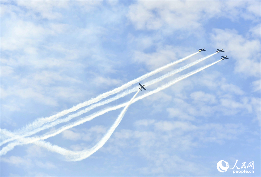 中外飛行表演隊在江西南昌贛江區域進行“飛越滕王閣”城市飛行表演。人民網記者 時雨攝