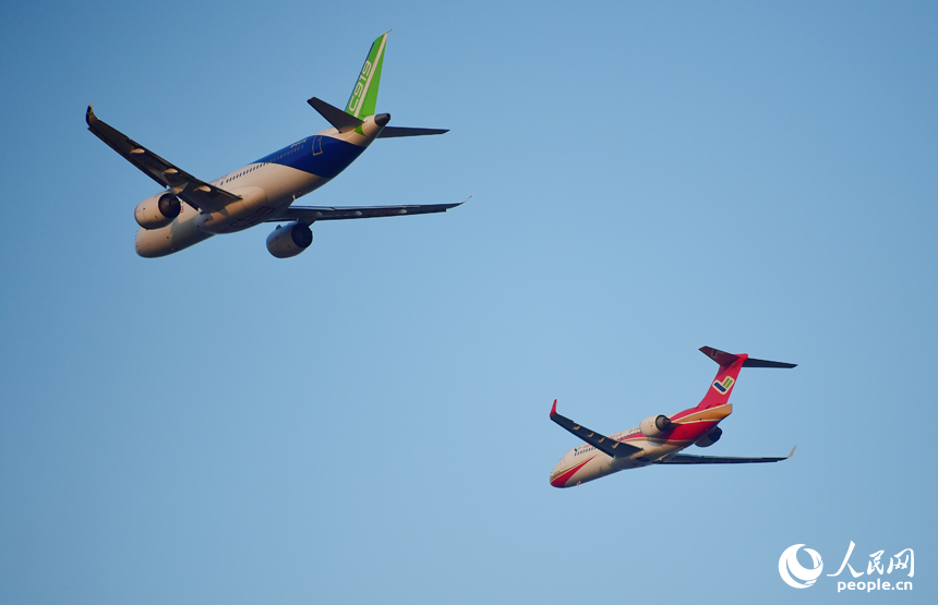ARJ21和C919飛機首次雙機編隊飛行表演，展示了國產客機的良好飛行性能。人民網記者 時雨攝