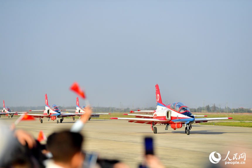 特技表演飛行隊的飛機滑過觀眾位。人民網記者 時雨攝