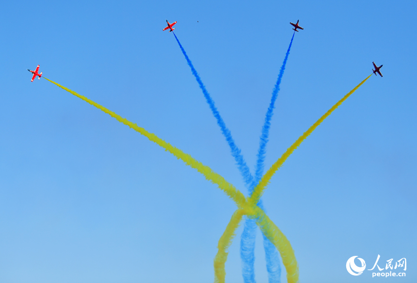 特技表演飛行隊在空中進行飛行表演。人民網記者 時雨攝