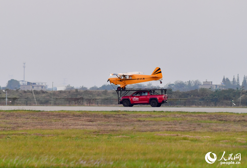 飛機落皮卡特技表演。人民網記者 時雨攝