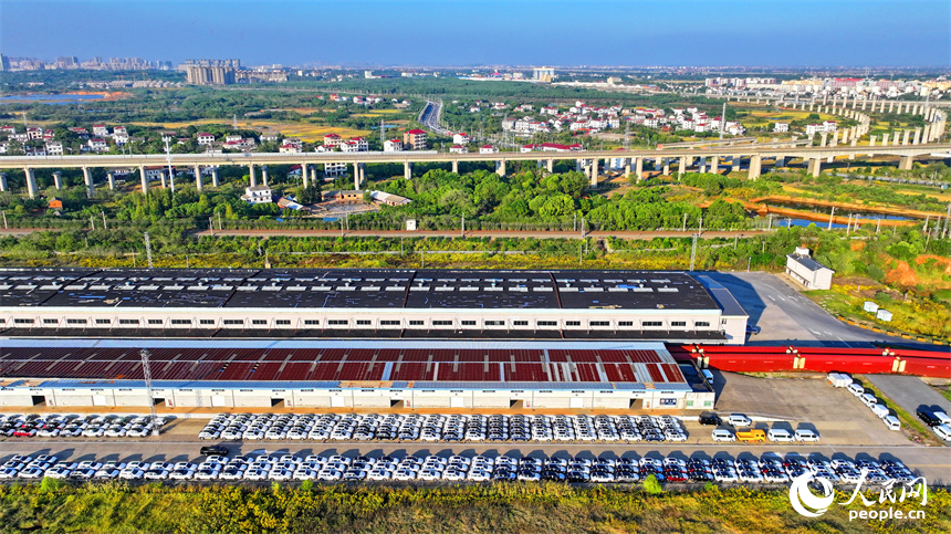 南昌國際陸港商品汽車貨運車間，大批新出廠的商品汽車排起長隊搭乘火車銷售至世界各地。人民網 朱海鵬攝