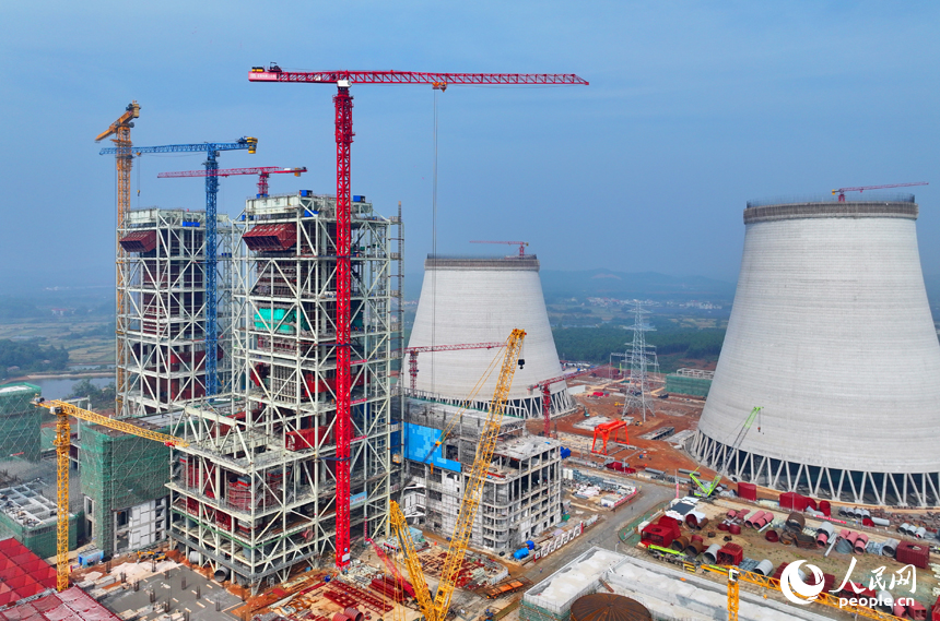 上高縣的一家清潔煤電火力發電廠工地，冷卻塔、配套廠房等設施項目建設有序推進。人民網 朱海鵬攝