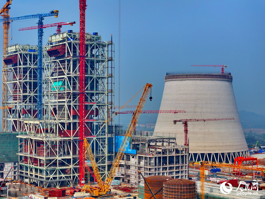 上高縣的一家清潔煤電火力發電廠工地，冷卻塔、配套廠房等設施項目建設有序推進。人民網 朱海鵬攝