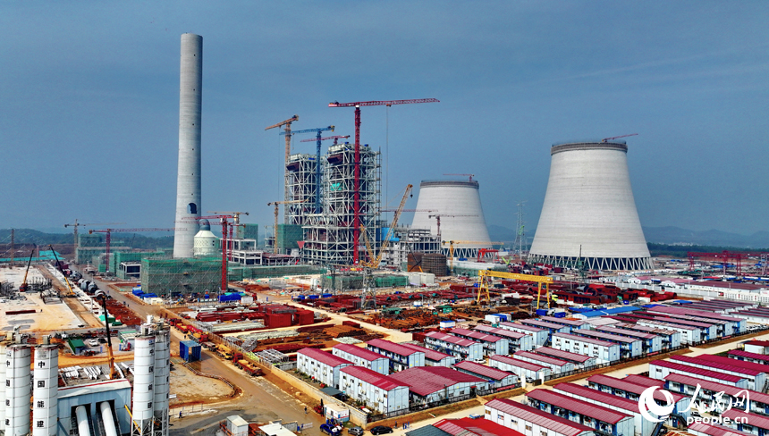 上高縣的一家清潔煤電火力發電廠工地，冷卻塔、配套廠房等設施項目建設有序推進。人民網 朱海鵬攝