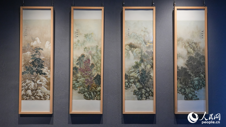 何偉珍的部分粉彩瓷作品。人民網 孔文進攝