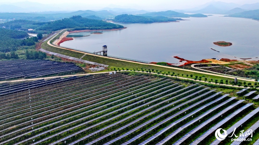 宜春市上高縣翰堂鎮的“農光互補”光伏發電站，太陽能光伏發電板連片分布。人民網 朱海鵬攝